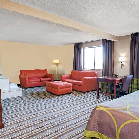 Super 8 By Wyndham Roseville/Detroit Area Екстериор снимка
