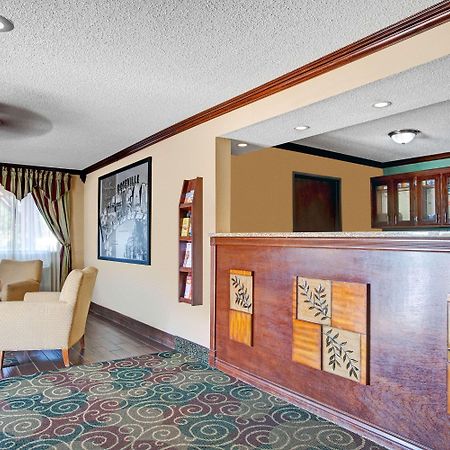 Super 8 By Wyndham Roseville/Detroit Area Екстериор снимка