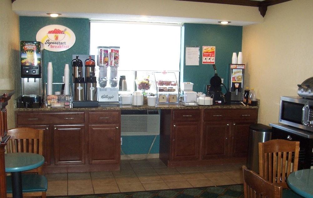 Super 8 By Wyndham Roseville/Detroit Area Екстериор снимка