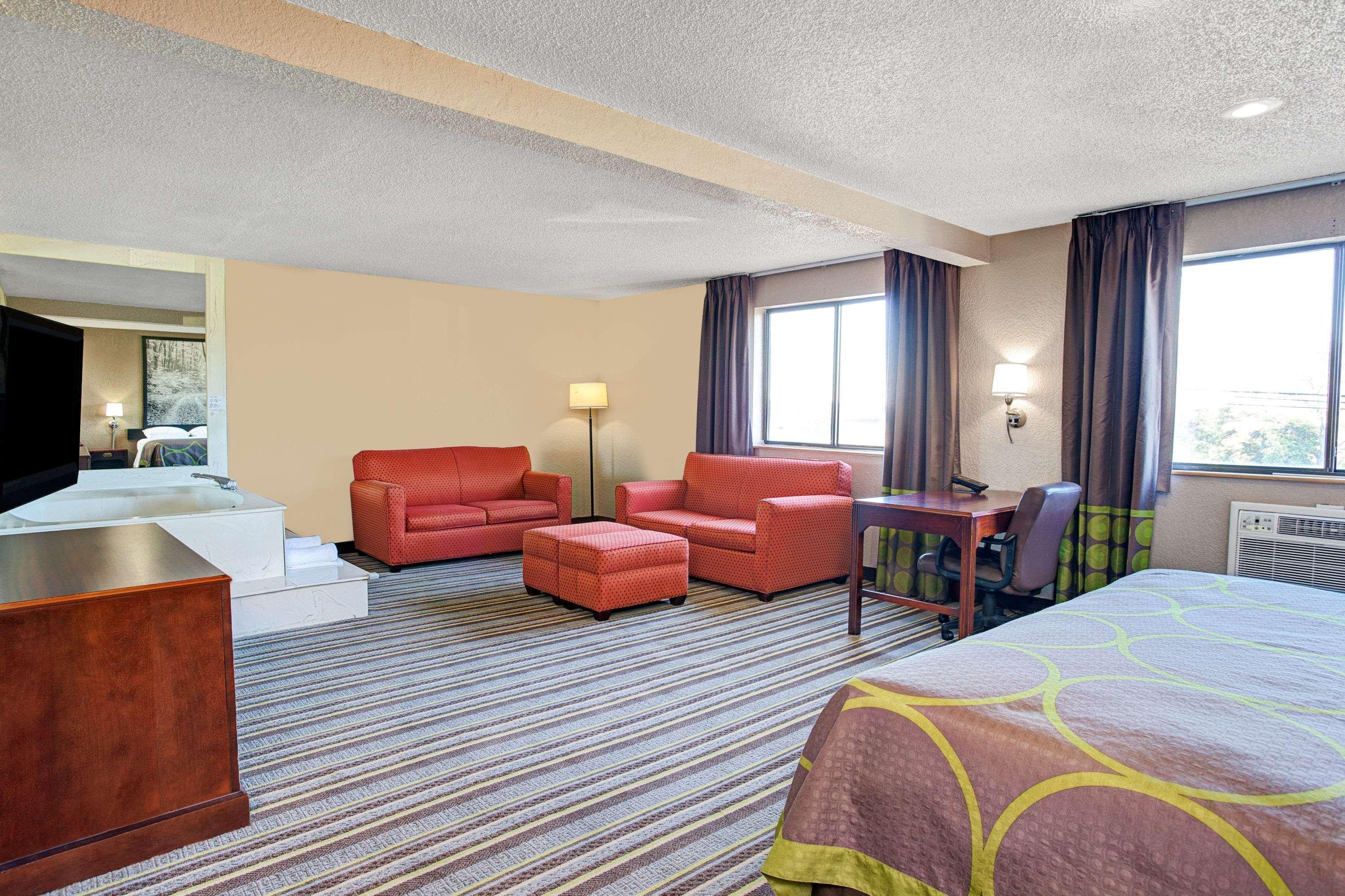 Super 8 By Wyndham Roseville/Detroit Area Екстериор снимка