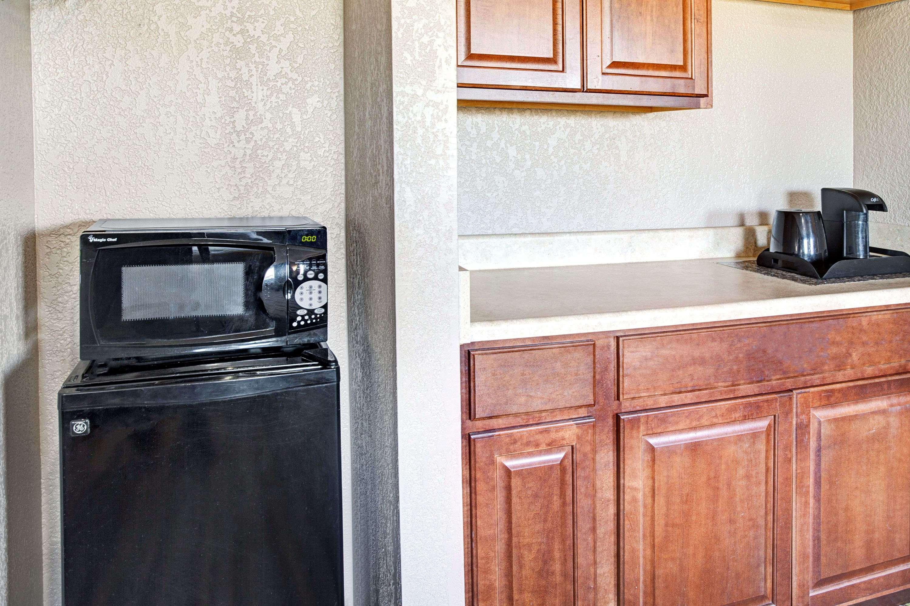 Super 8 By Wyndham Roseville/Detroit Area Екстериор снимка