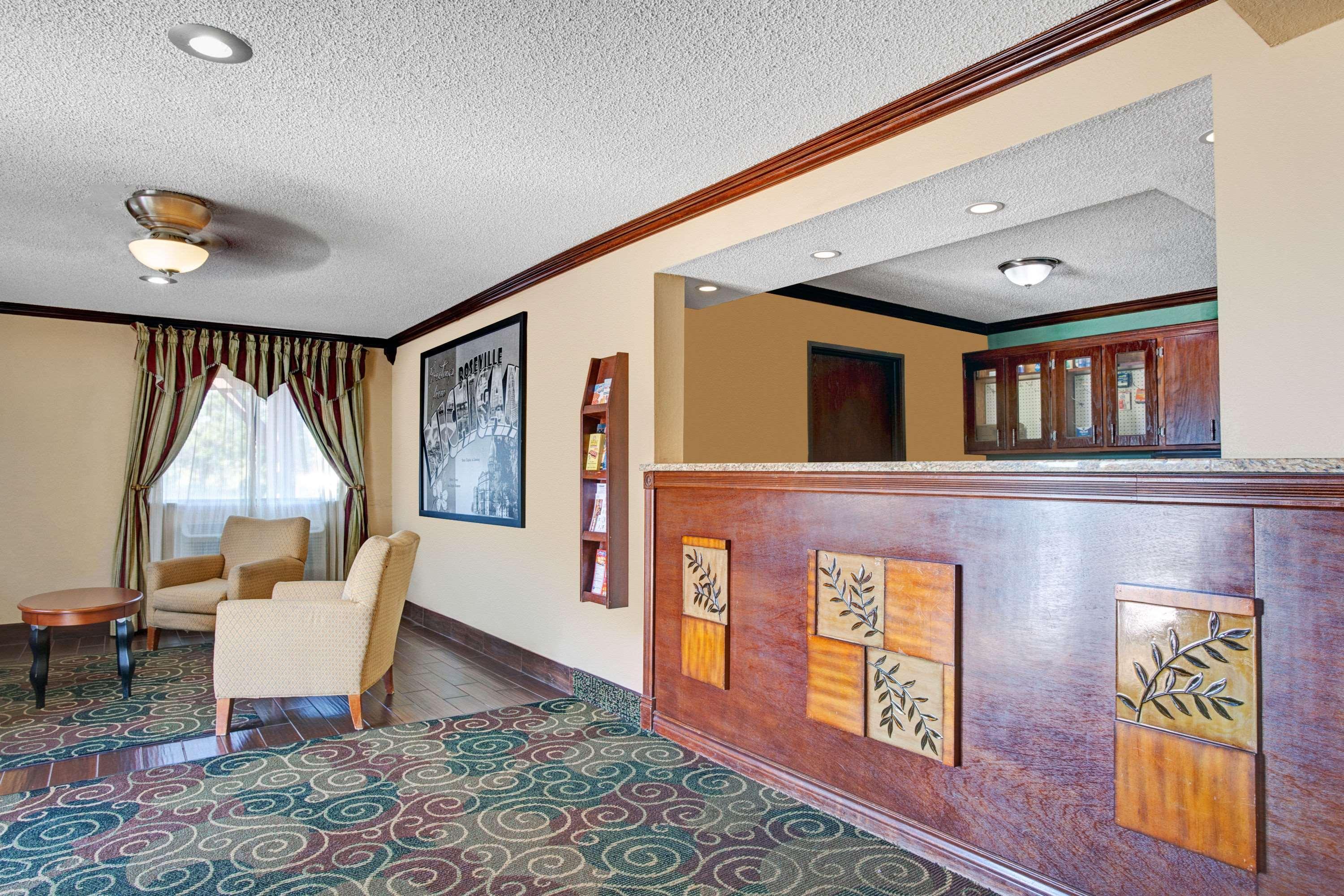 Super 8 By Wyndham Roseville/Detroit Area Екстериор снимка