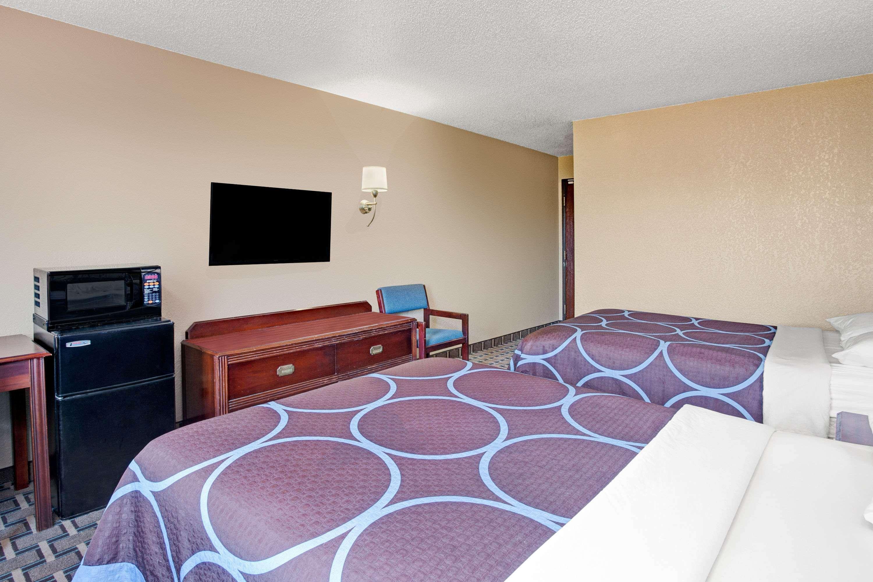 Super 8 By Wyndham Roseville/Detroit Area Екстериор снимка
