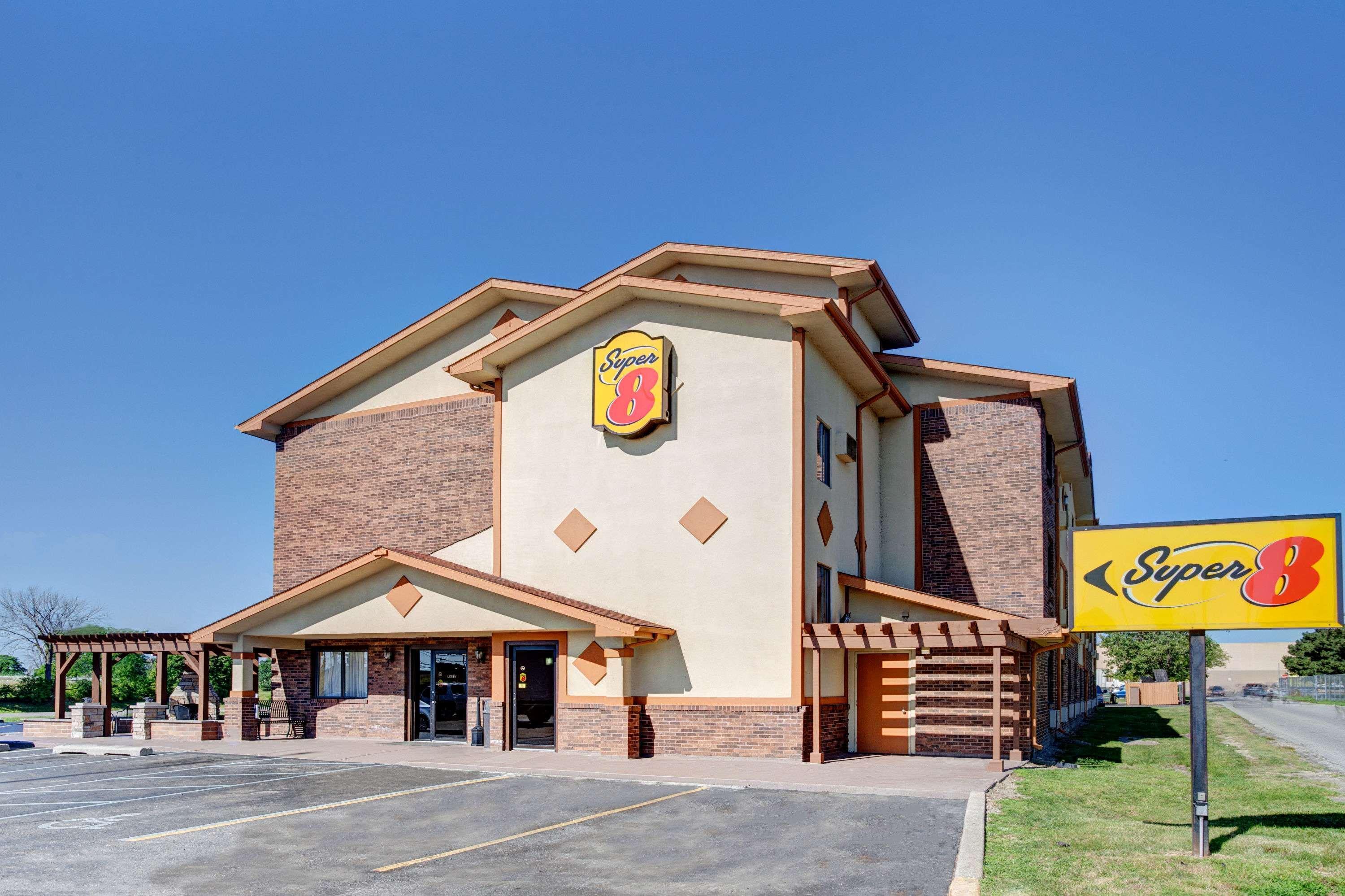 Super 8 By Wyndham Roseville/Detroit Area Екстериор снимка