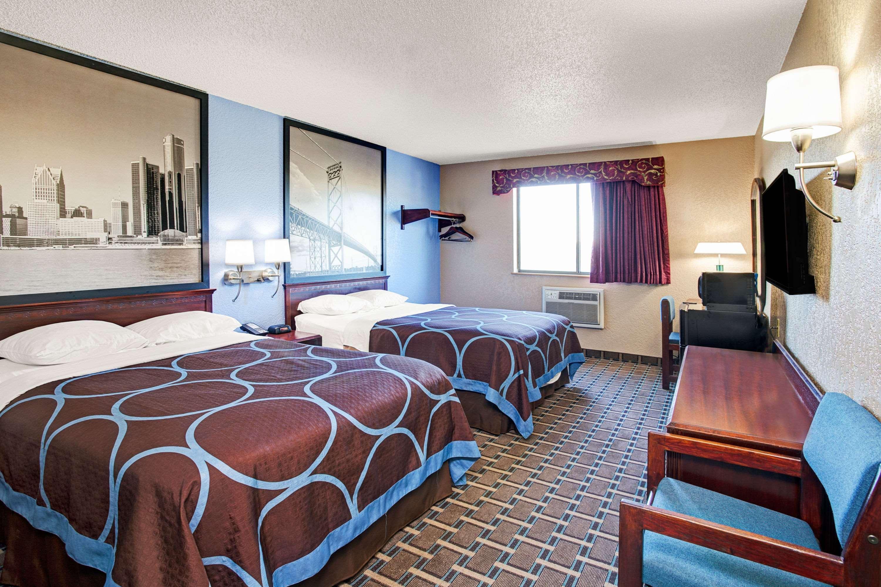 Super 8 By Wyndham Roseville/Detroit Area Екстериор снимка