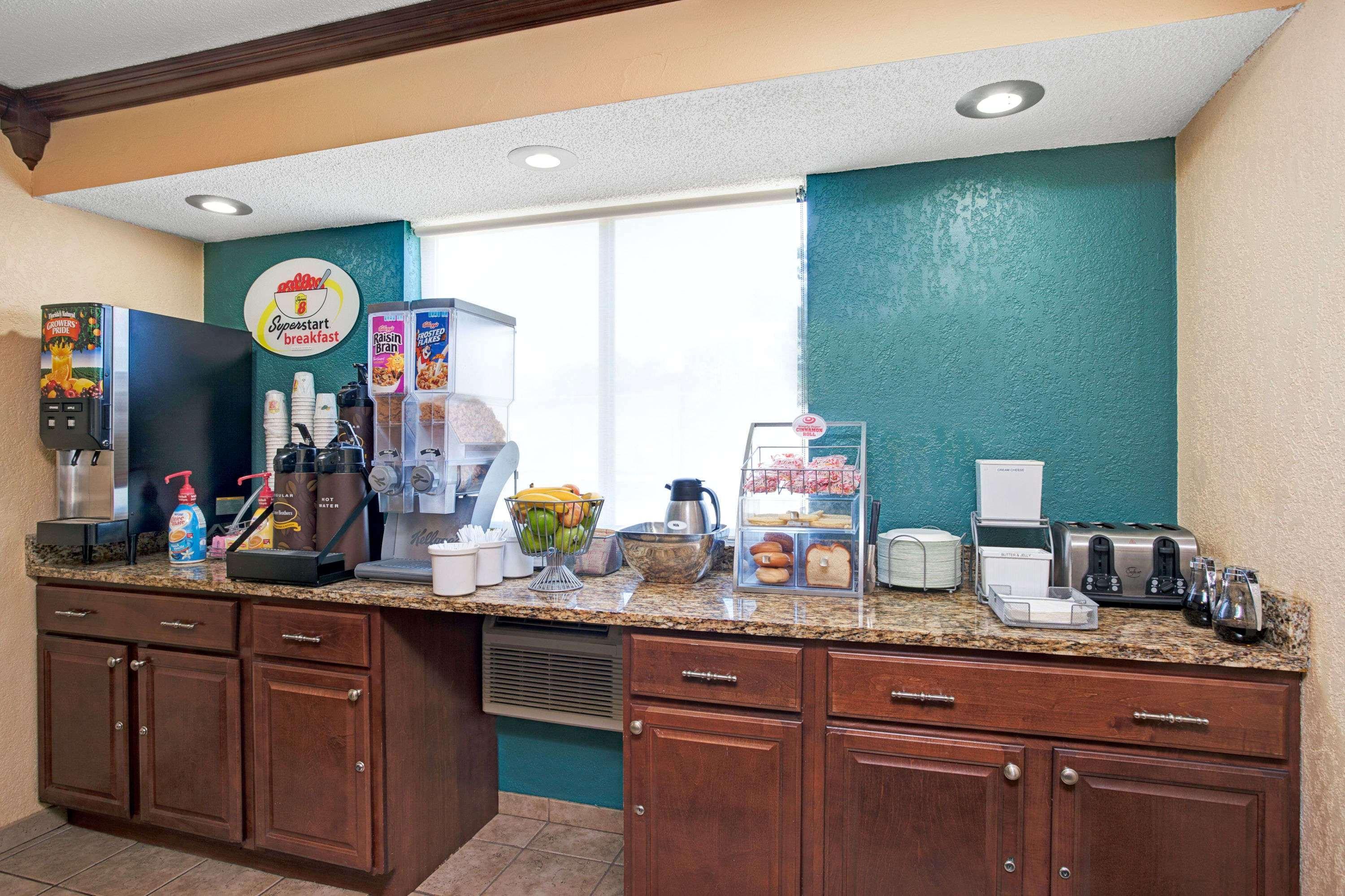 Super 8 By Wyndham Roseville/Detroit Area Екстериор снимка
