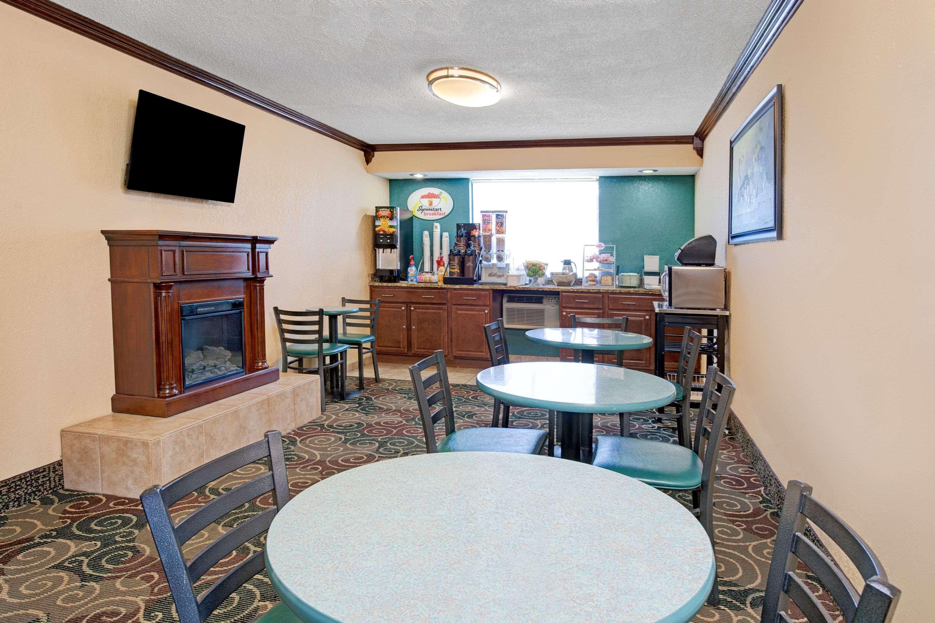 Super 8 By Wyndham Roseville/Detroit Area Екстериор снимка