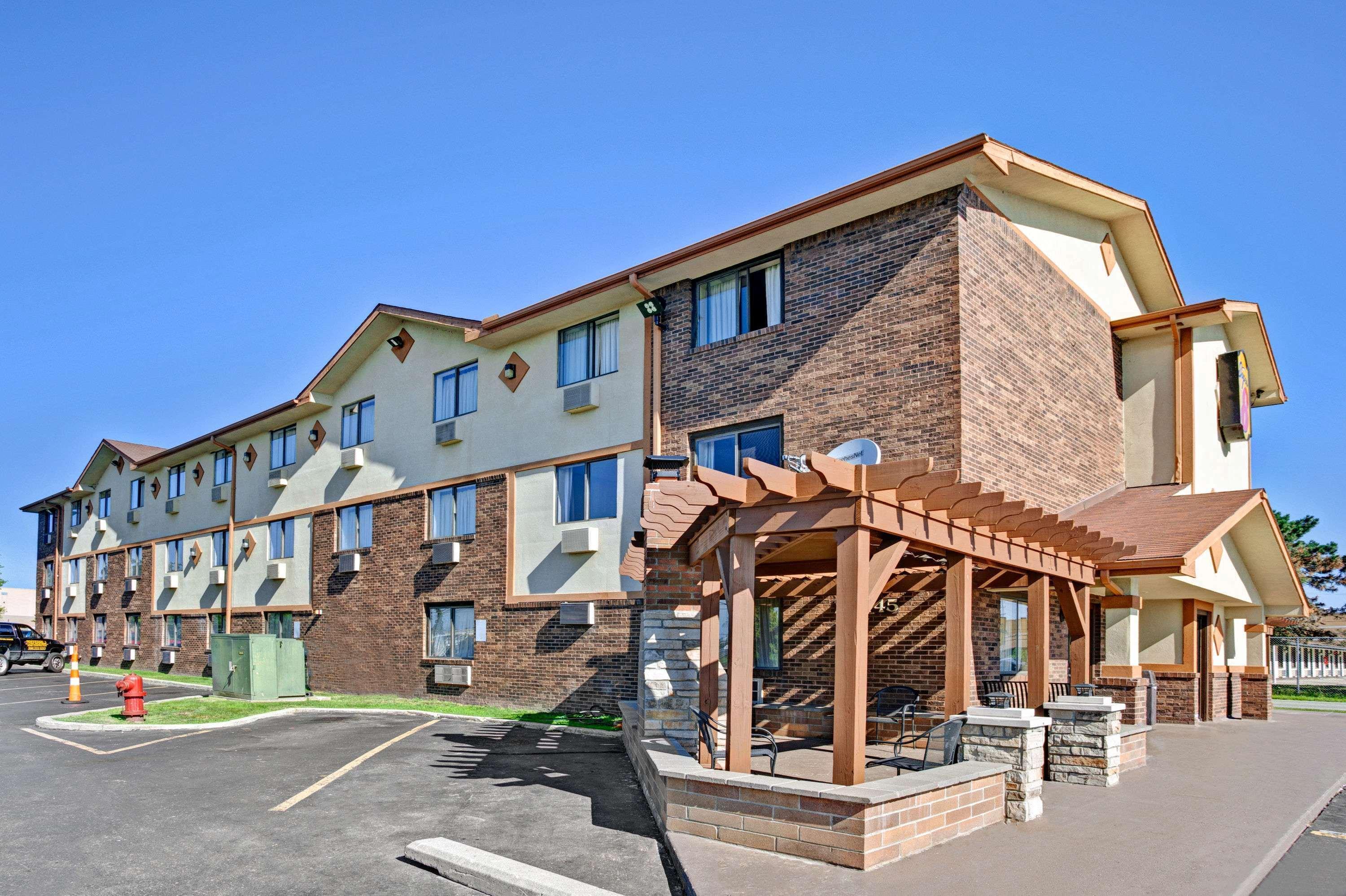 Super 8 By Wyndham Roseville/Detroit Area Екстериор снимка
