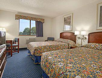 Super 8 By Wyndham Roseville/Detroit Area Стая снимка