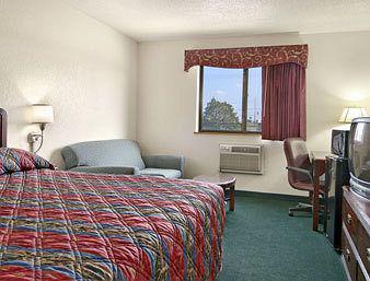 Super 8 By Wyndham Roseville/Detroit Area Стая снимка